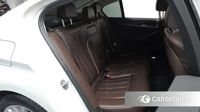 BMW 5 Series (G30) 2018 Белый из Кореи, фото 2