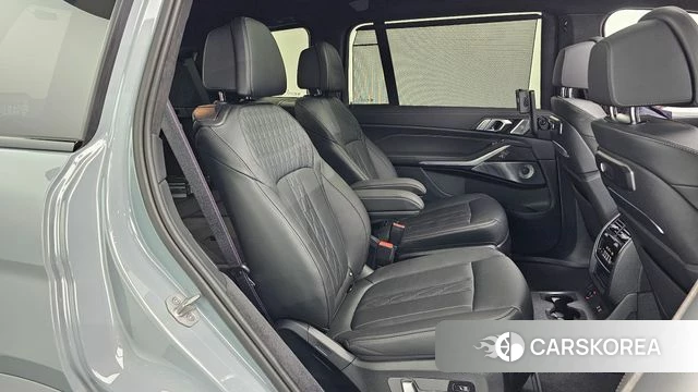 BMW X7 (G07) 2024 Светло-серебряный цвет из Кореи, фото 2