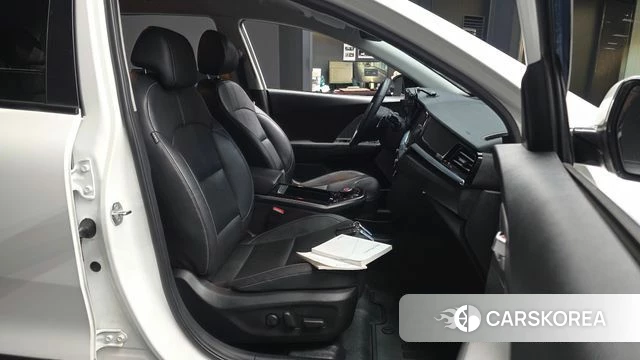 Kia Niro Plus 2023 Белый из Кореи, фото 2