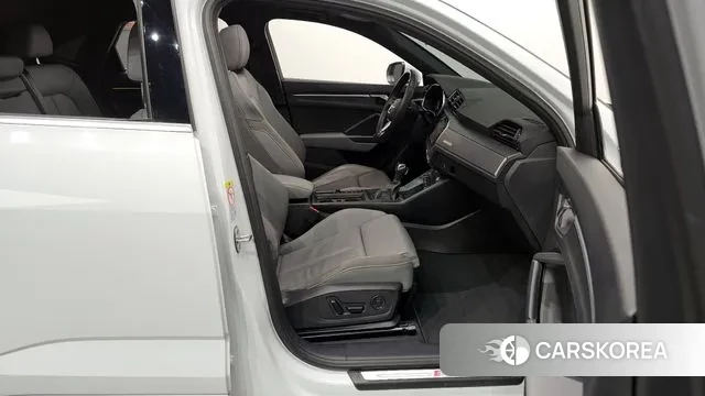 Audi Q3 (F3) 2022 Белый из Кореи, фото 2