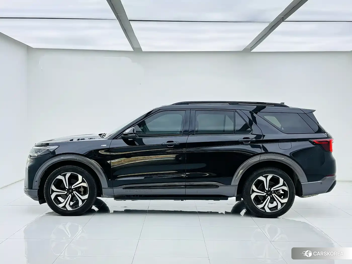Ford Explorer 2023 Черный из Китая, фото 2
