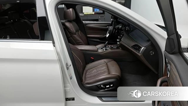 BMW 5 Series (G30) 2018 Белый из Кореи, фото 2