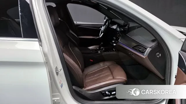 BMW 5 Series (G30) 2021 Белый из Кореи, фото 2