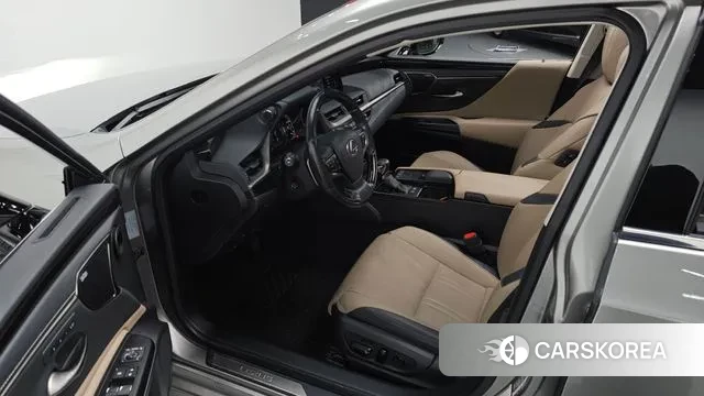 Lexus ES300h 7th generation 2021 Серебристо-серый из Кореи, фото 2