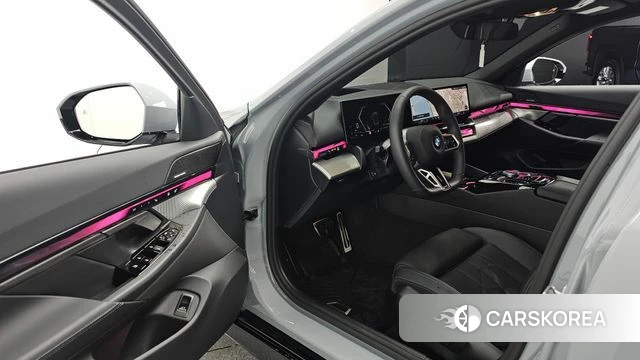 BMW 5 Series (G60) 2025 Серебристо-серый из Кореи, фото 2