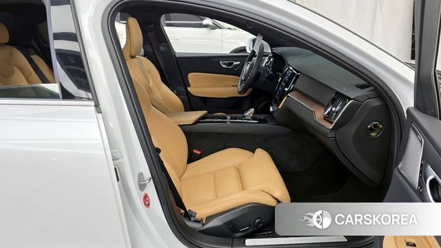 Volvo S60 3rd generation 2024 Белый из Кореи, фото 2