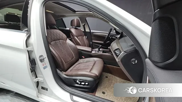 BMW 5 Series (G30) 2018 Белый из Кореи, фото 2