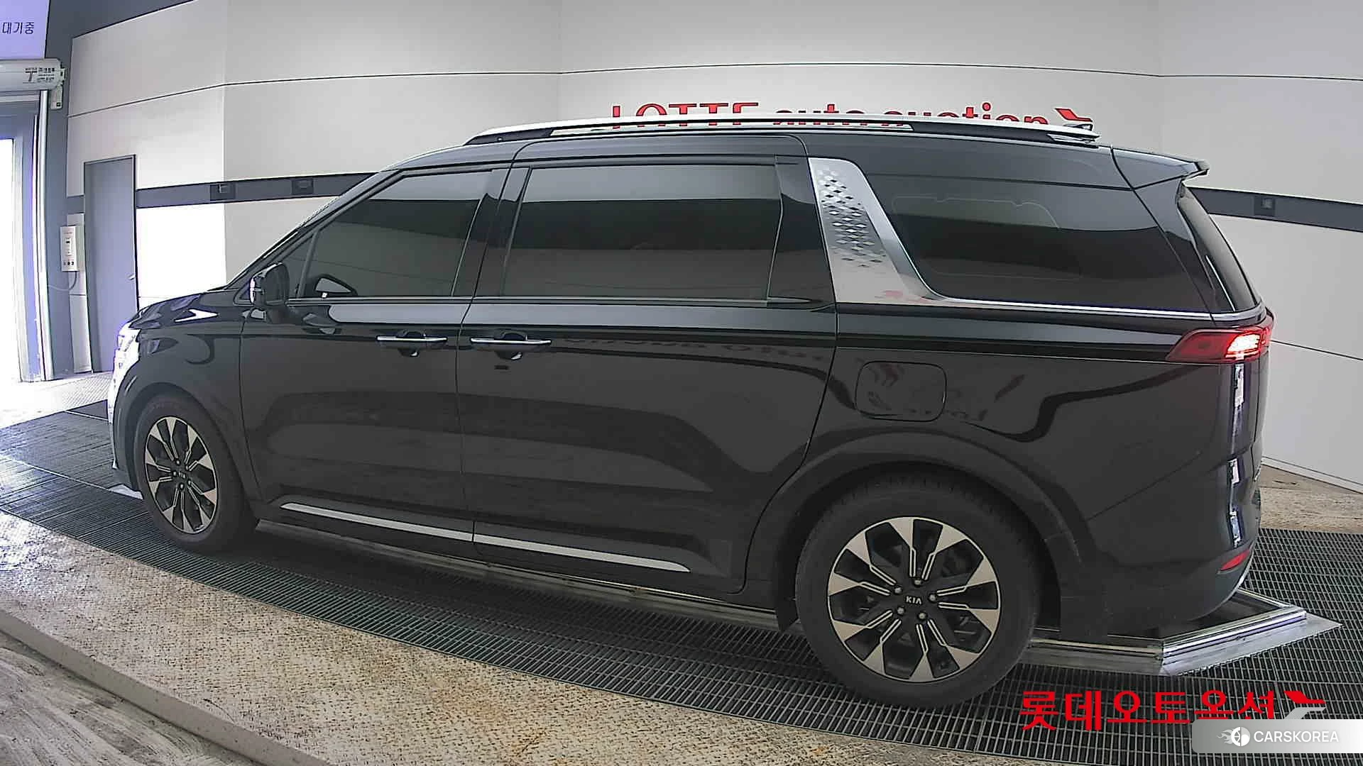 Kia Carnival 2021 Черный из Кореи, фото 2