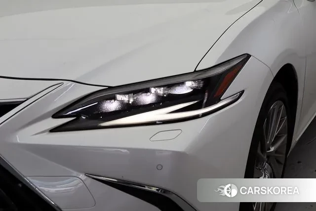 Lexus ES300h 7th generation 2023 Белый из Кореи, фото 2