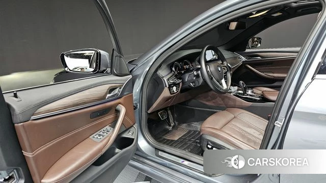 BMW 5 Series (G30) 2018 Серый из Кореи, фото 2