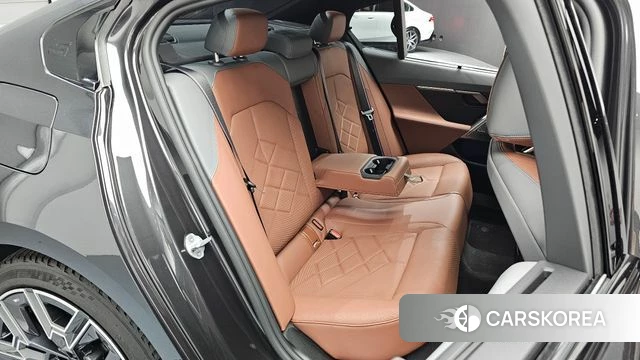 BMW 5 Series (G60) 2025 Серый из Кореи, фото 2