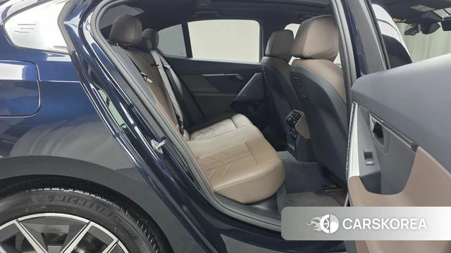BMW 5 Series (G60) 2024 Черный из Кореи, фото 2