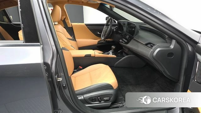 Lexus ES300h 7th generation 2024 Серый из Кореи, фото 2