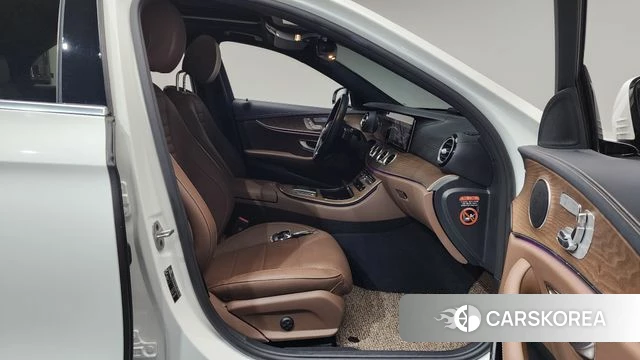 Mercedes-Benz E-Class W213 2023 Белый из Кореи, фото 2