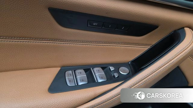 BMW 5 Series (G30) 2022 Белый из Кореи, фото 2