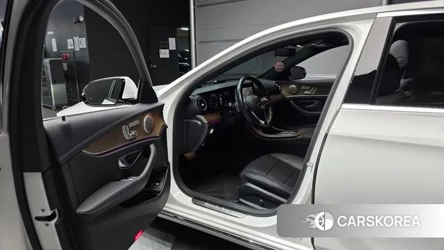 Mercedes-Benz E-Class W213 2022 Белый из Кореи, фото 2