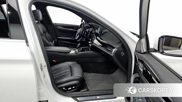 BMW 5 Series (G30) 2018 Белый из Кореи, фото 2