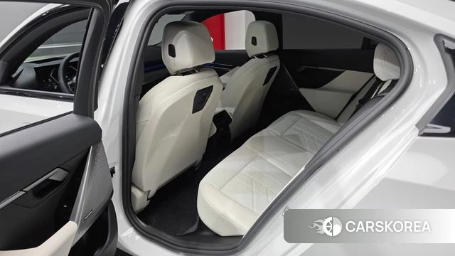 BMW 5 Series (G60) 2025 Белый из Кореи, фото 2