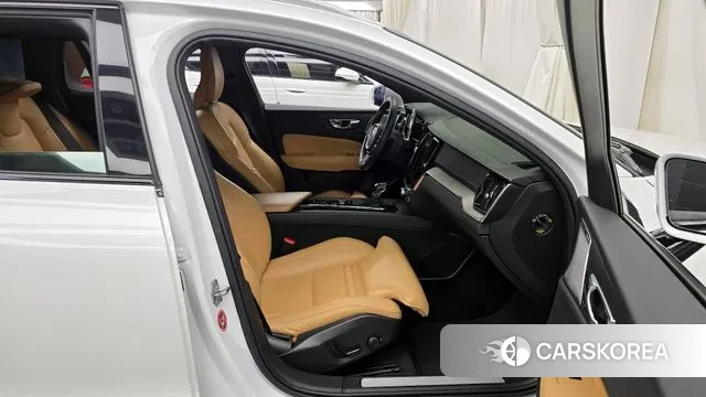 Volvo V60 Cross-Country 2nd Generation 2019 Белый из Кореи, фото 2