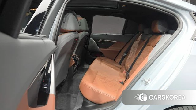 BMW 5 Series (G60) 2026 Серебристо-серый из Кореи, фото 2