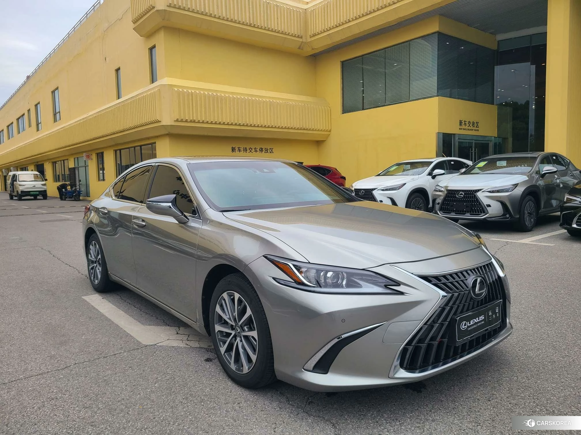 Lexus ES 2022 Серебристо-серый из Китая, фото 2