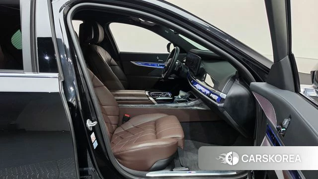 BMW 7 Series (G70) 2023 Черный из Кореи, фото 2
