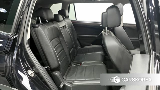 Volkswagen Tiguan Allspace 2023 Черный из Кореи, фото 2