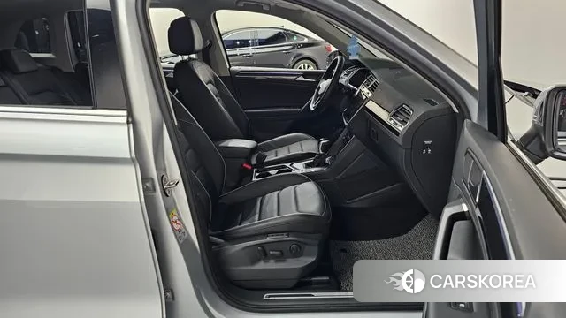 Volkswagen Tiguan second Generation 2023 Серебряный из Кореи, фото 2