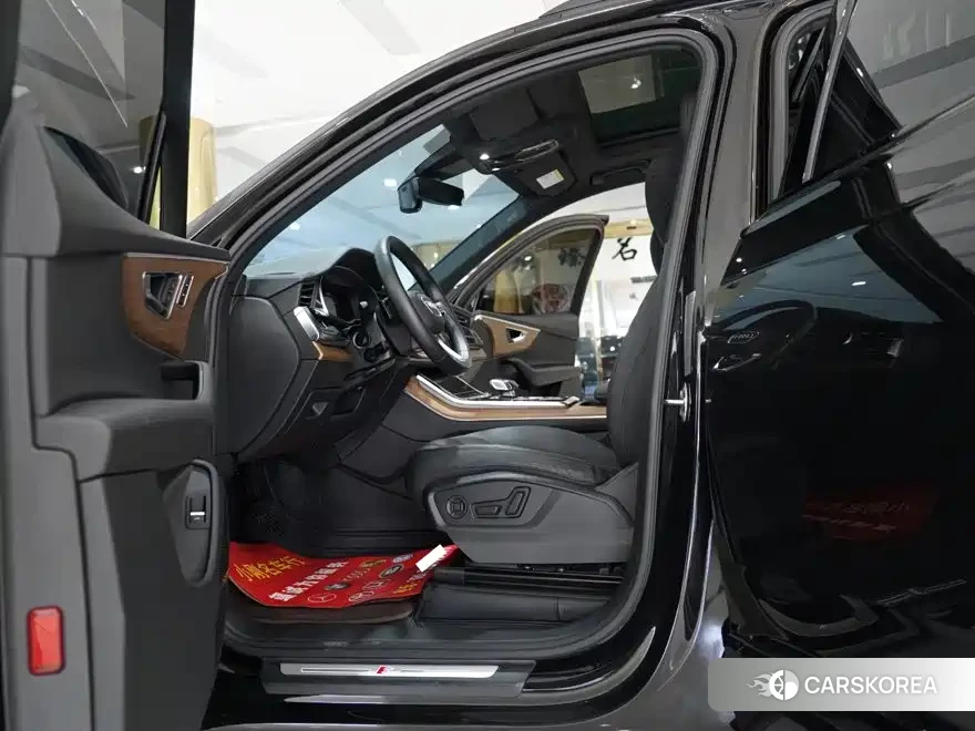 Audi Q7 2022 Черный из Китая, фото 2