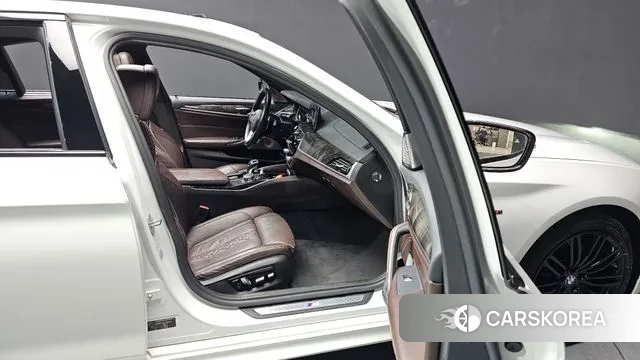 BMW 5 Series (G30) 2018 Белый из Кореи, фото 2