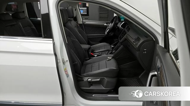 Volkswagen Tiguan Allspace 2022 Белый из Кореи, фото 2