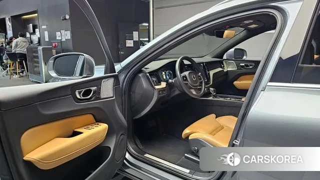 Volvo XC60 second Generation 2018 Светло-серебряный цвет из Кореи, фото 2