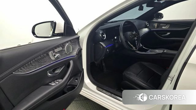 Mercedes-Benz E-Class W213 2022 Белый из Кореи, фото 2