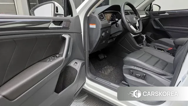 Volkswagen Tiguan second Generation 2023 Белый из Кореи, фото 2