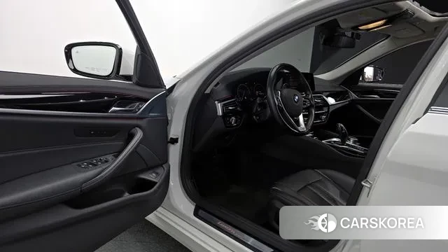 BMW 5 Series (G30) 2019 Белый из Кореи, фото 2