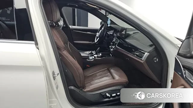 BMW 5 Series (G30) 2022 Белый из Кореи, фото 2