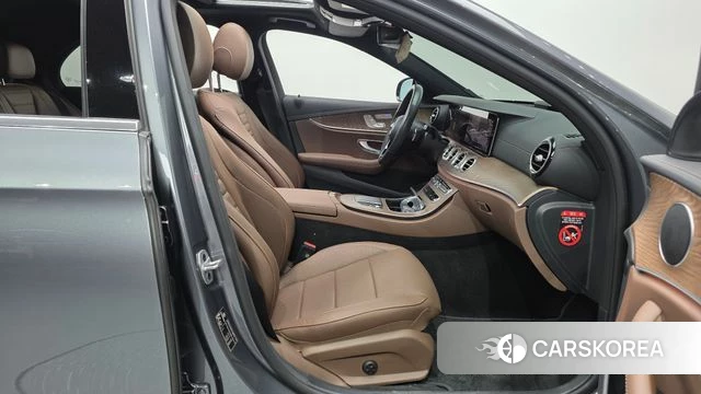 Mercedes-Benz E-Class W213 2023 Серебристо-серый из Кореи, фото 2