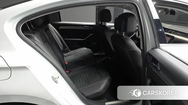 Volkswagen Passat GT (B8) 2022 Белый из Кореи, фото 2
