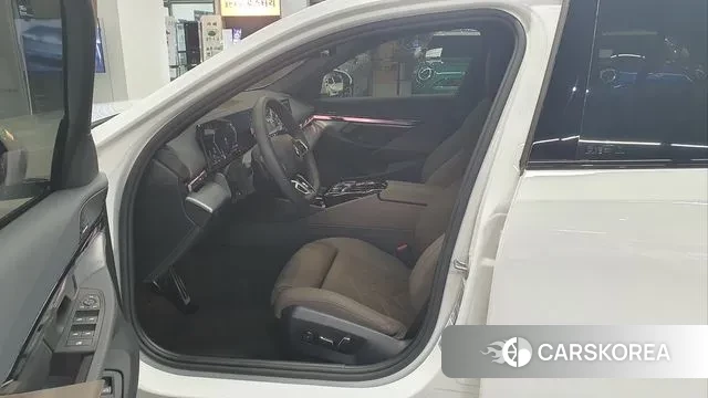 BMW 5 Series (G60) 2025 Белый из Кореи, фото 2