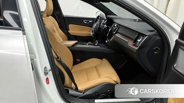 Volvo V60 Cross-Country 2nd Generation 2021 Белый из Кореи, фото 2