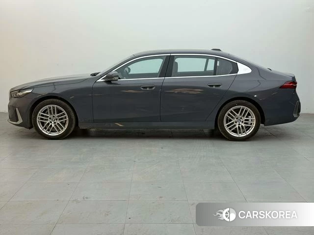 BMW 5 series 2024 Темно-серый из Китая, фото 2