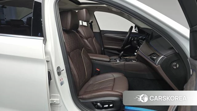 BMW 5 Series (G30) 2018 Белый из Кореи, фото 2