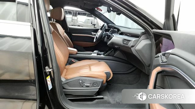 Audi e-Tron 2022 Черный из Кореи, фото 2