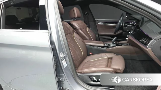 BMW 5 Series (G30) 2023 Серебристо-серый из Кореи, фото 2