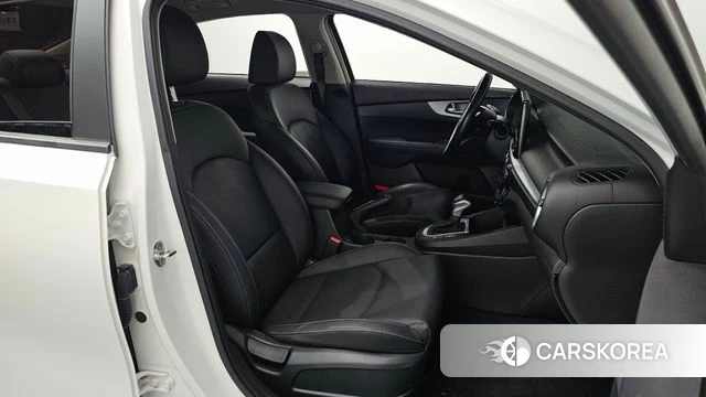 Kia The New K3 2nd generation 2021 Белый из Кореи, фото 2