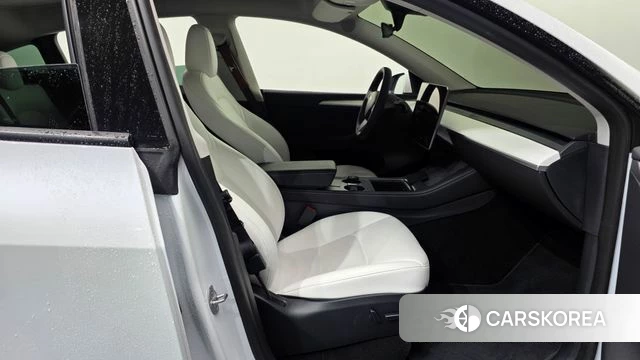 Tesla Model Y 2023 Белый из Кореи, фото 2