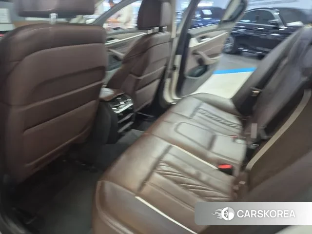 BMW 5 Series (G30) 2019 Белый из Кореи, фото 2