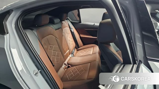 BMW 5 Series (G60) 2024 Светло-серебряный цвет из Кореи, фото 2