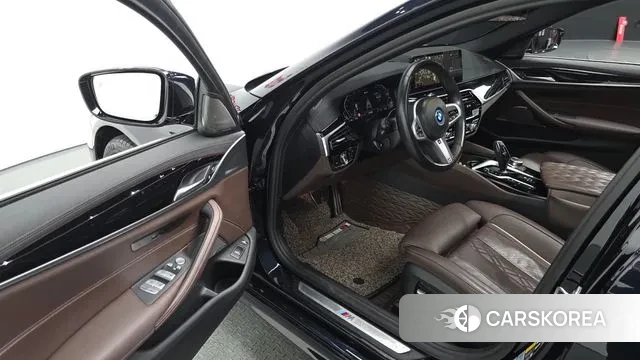 BMW 5 Series (G30) 2022 Черный из Кореи, фото 2