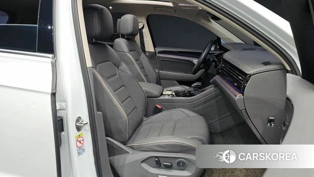 Volkswagen Touareg 3rd generation 2023 Белый из Кореи, фото 2